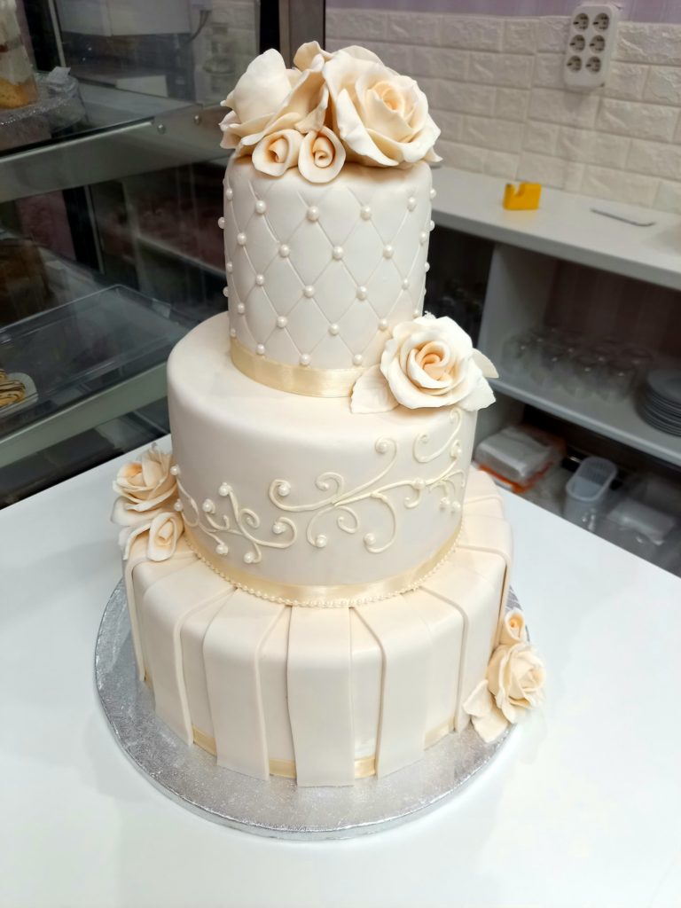 Három szintes fondant virágos esküvői torta
