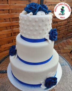 Három szintes kék fondant virágos esküvői torta0735_1253007877005491146_n
