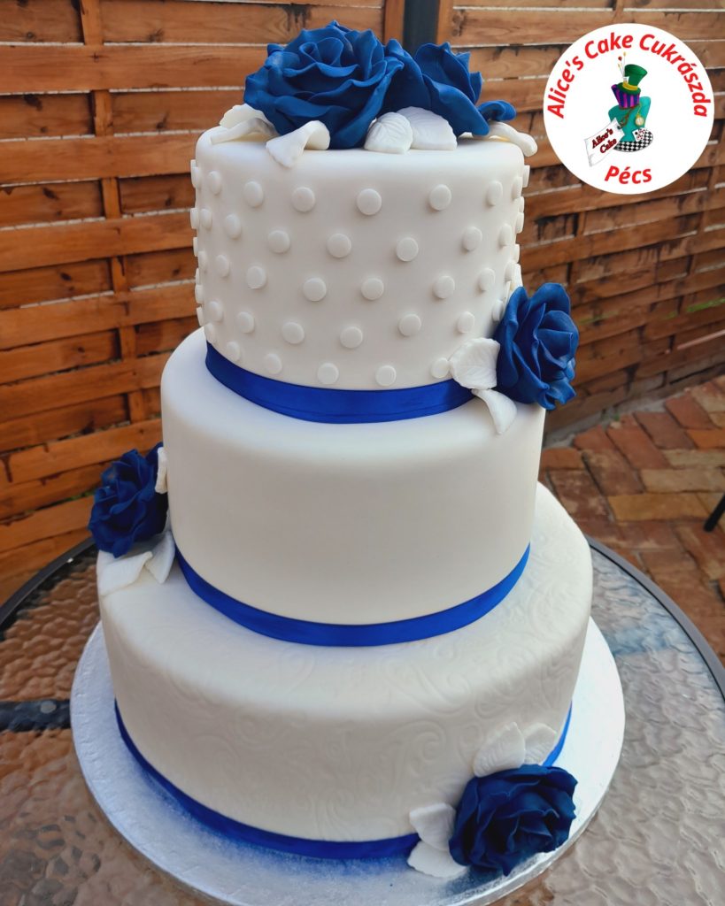 Három szintes kék fondant virágos esküvői torta