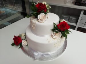 Kettő szintes élő rózsás esküvői torta